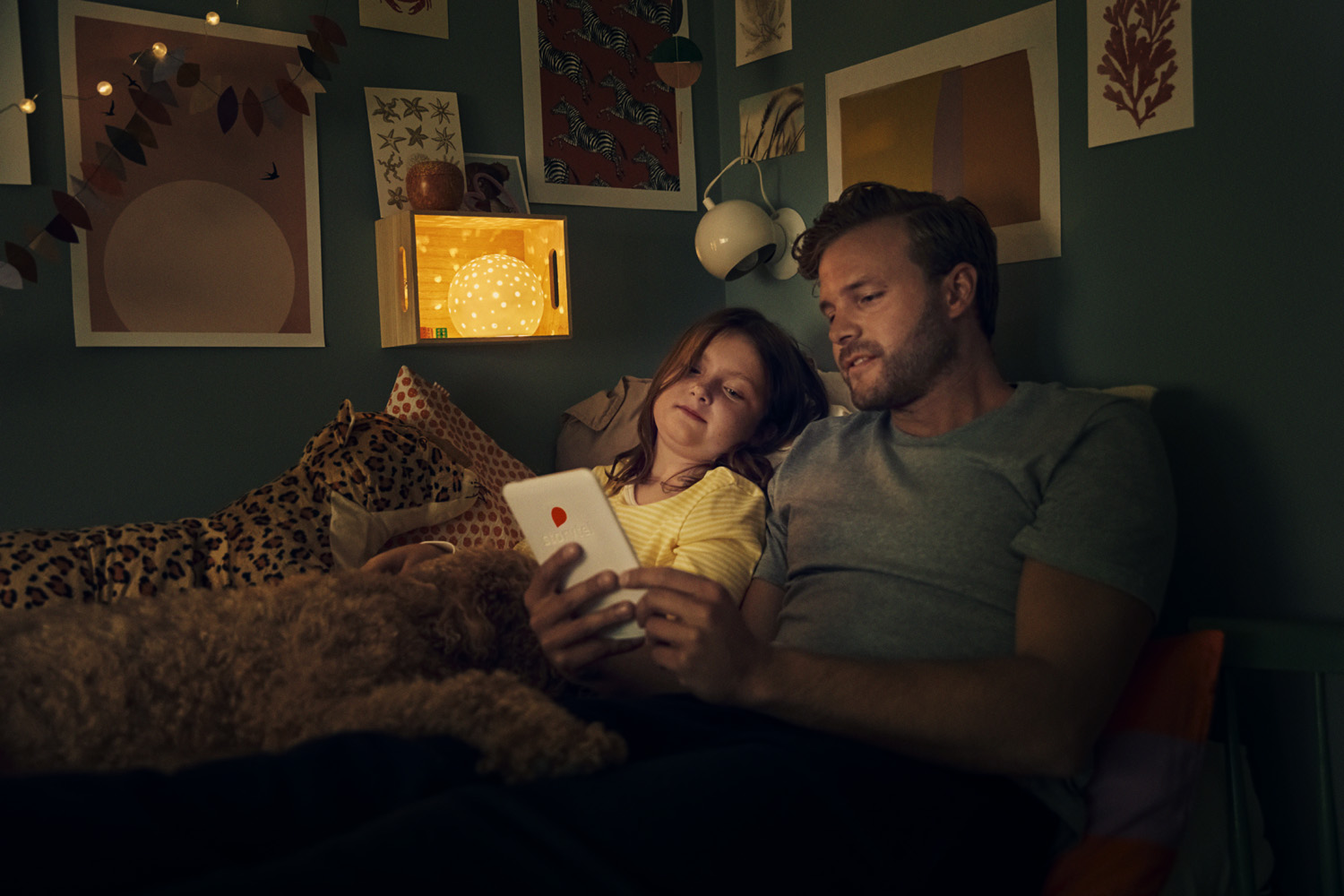 Isä ja tytär lukemassa e-kirjaa
